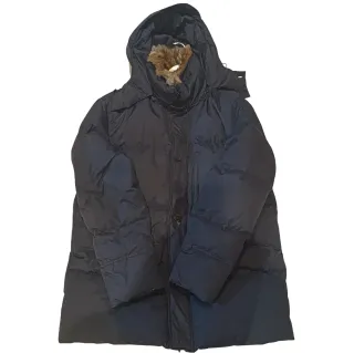 Chaqueta de plumas negra con capucha