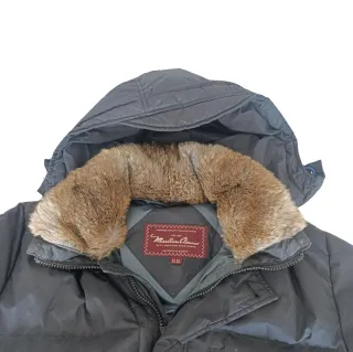 Chaqueta de plumas negra con capucha