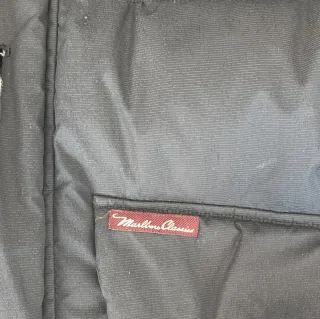 Chaqueta de plumas negra con capucha