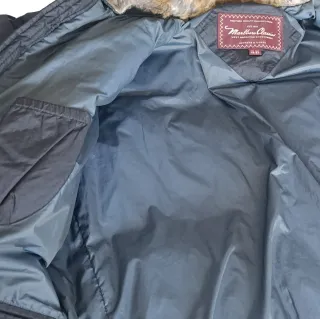 Chaqueta de plumas negra con capucha