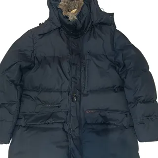 Chaqueta de plumas negra con capucha