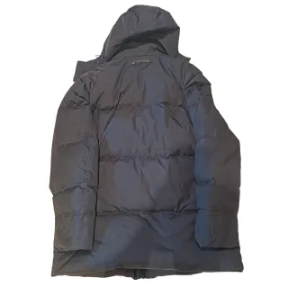 Chaqueta de plumas negra con capucha