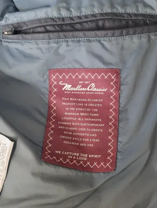 Chaqueta de plumas negra con capucha