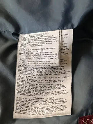 Chaqueta de plumas negra con capucha