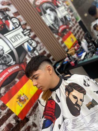 Peluquero profesional – cortes modernos y clásicos