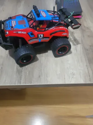Coche teledirigido todoterreno rojo y azul