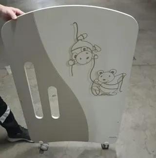 Cuna de bebé con diseño de animales