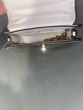 Bolso blanco con herrajes dorados