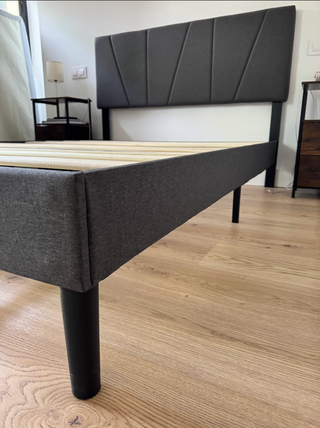 Cama moderna tapizada con colchón