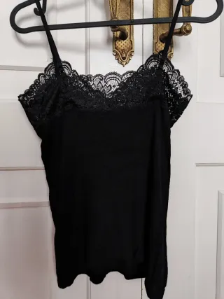 Camiseta de tirantes negra con encaje