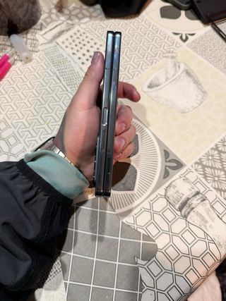 Telefono pieghevole grigio scuro