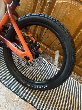 Bicicleta naranja, Nueva