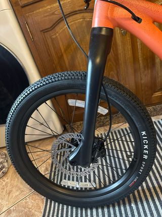 Bicicleta naranja, Nueva