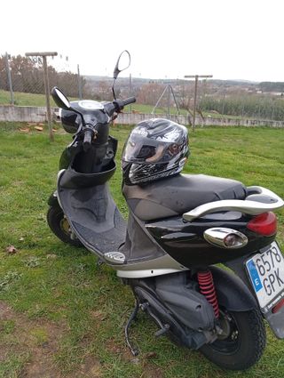 Moto Scooter Negra Brillante 125cc
