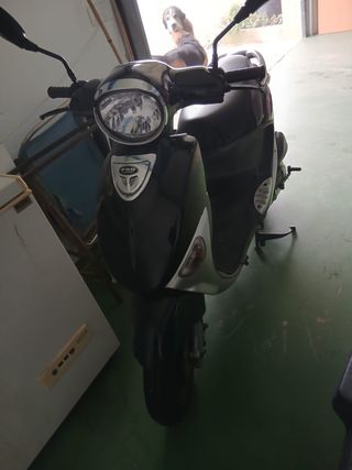 Moto Scooter Negra Brillante 125cc