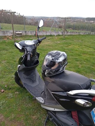 Moto Scooter Negra Brillante 125cc