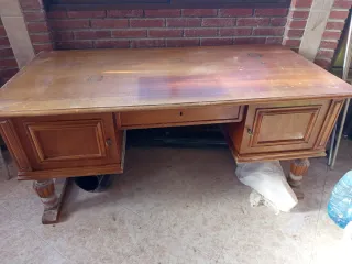 Escritorio antiguo de madera