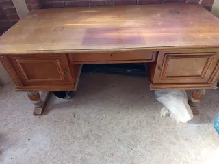 Escritorio antiguo de madera