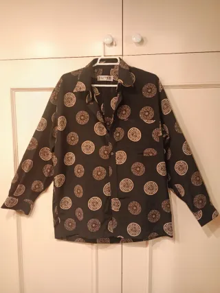 Camisa MAITRE negra con estampado dorado