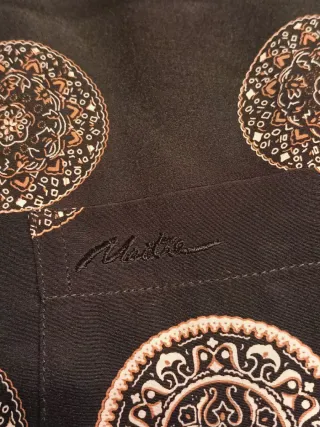 Camisa MAITRE negra con estampado dorado