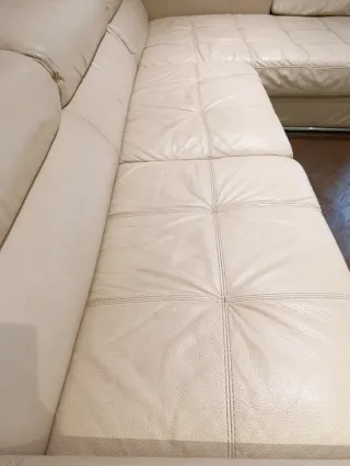 Chaiselongue moderno de piel natural beige.