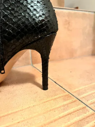 Botines Lodi Piel Serpiente Tacón Aguja