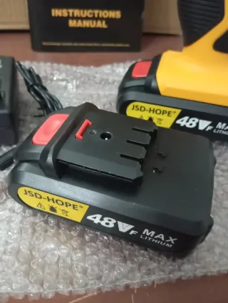 2 TALADROS COMPLETOS CON 2 BATERÍAS CADA UNO.