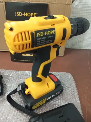 2 TALADROS COMPLETOS CON 2 BATERÍAS CADA UNO.