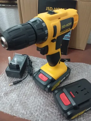 2 TALADROS COMPLETOS CON 2 BATERÍAS CADA UNO.