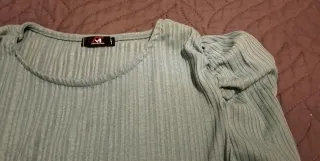 Camiseta verde manga larga abullonada