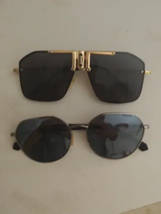 Gafas de sol negras y doradas