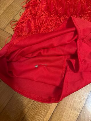 Disfraz cabaret rojo con pluma en la cabeza.