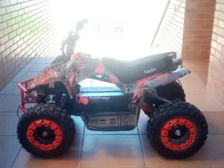 QUAD eléctrico infantil rojo y gris