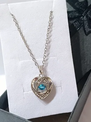 Collana con ciondolo cuore e punto luce blu