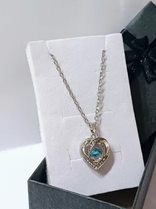 Collana con ciondolo cuore e punto luce blu