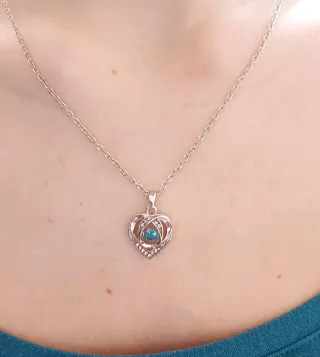 Collana con ciondolo cuore e punto luce blu