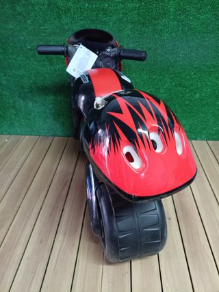 FEBER - Motofeber 2 Racing Red, Correpasillo de Color Rosa con Casco y Ruedas Anchas para Estabilidad y protección, Uso Dentro o Fuera de casa, para niño o niña de 3 a 5 años, Famosa (800008171)