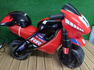 FEBER - Motofeber 2 Racing Red, Correpasillo de Color Rosa con Casco y Ruedas Anchas para Estabilidad y protección, Uso Dentro o Fuera de casa, para niño o niña de 3 a 5 años, Famosa (800008171)