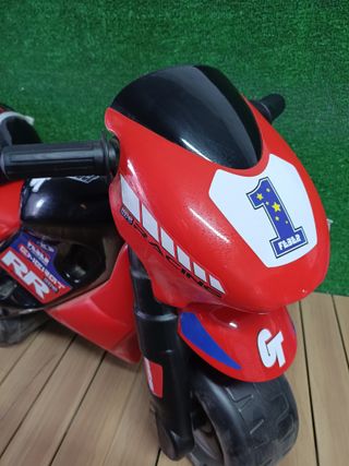 FEBER - Motofeber 2 Racing Red, Correpasillo de Color Rosa con Casco y Ruedas Anchas para Estabilidad y protección, Uso Dentro o Fuera de casa, para niño o niña de 3 a 5 años, Famosa (800008171)