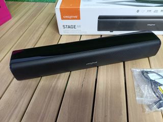 Creative Stage Air - Barra de sonido de ordenador para colocar bajo el monitor, portátil y compacta, con alimentación USB, Bluetooth, entrada auxiliar, MP3 por USB y 6 horas de batería