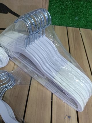 Perchas SONGMICS, paquete de 50, perchas de plástico resistentes, antideslizantes, Space-S