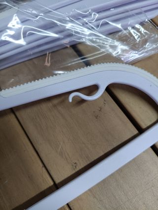 Perchas SONGMICS, paquete de 50, perchas de plástico resistentes, antideslizantes, Space-S