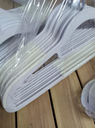 Perchas SONGMICS, paquete de 50, perchas de plástico resistentes, antideslizantes, Space-S