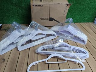 Perchas SONGMICS, paquete de 50, perchas de plástico resistentes, antideslizantes, Space-S