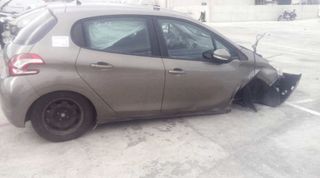 20833060 faro antiniebla delantero peugeot 208 1.4