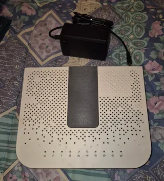 Router Wi-Fi con adaptador corriente