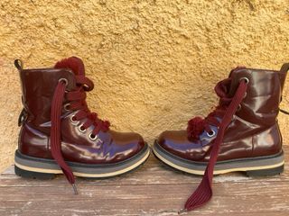 Botas militar, de charol, color burdeos. Talla 36.