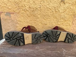 Botas militar, de charol, color burdeos. Talla 36.