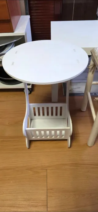 Mesa blanca más silla