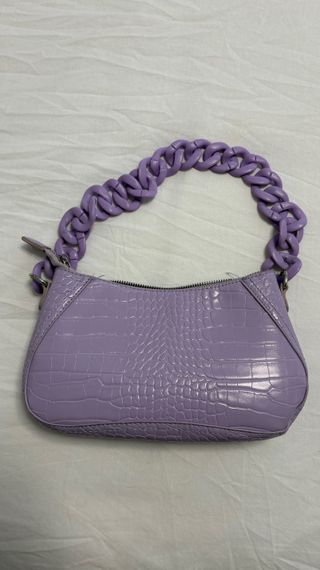 Bolso pequeño morado con cadena